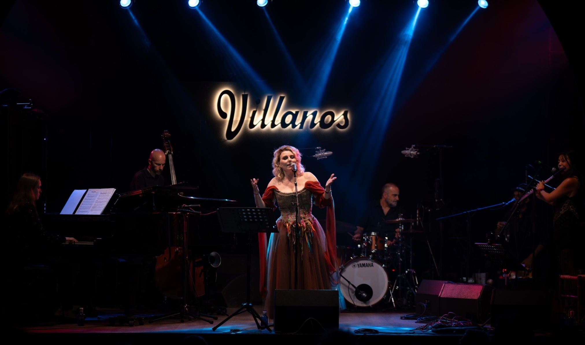 Hanne Tveter and band performing live